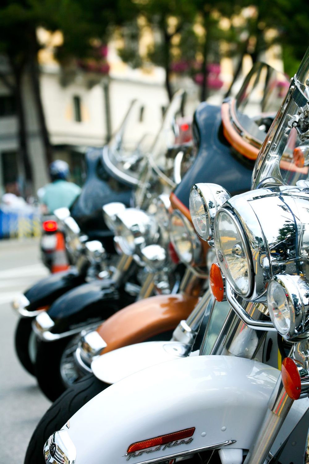 Rząd zaparkowanych motocykli gotowych do wypożyczenia